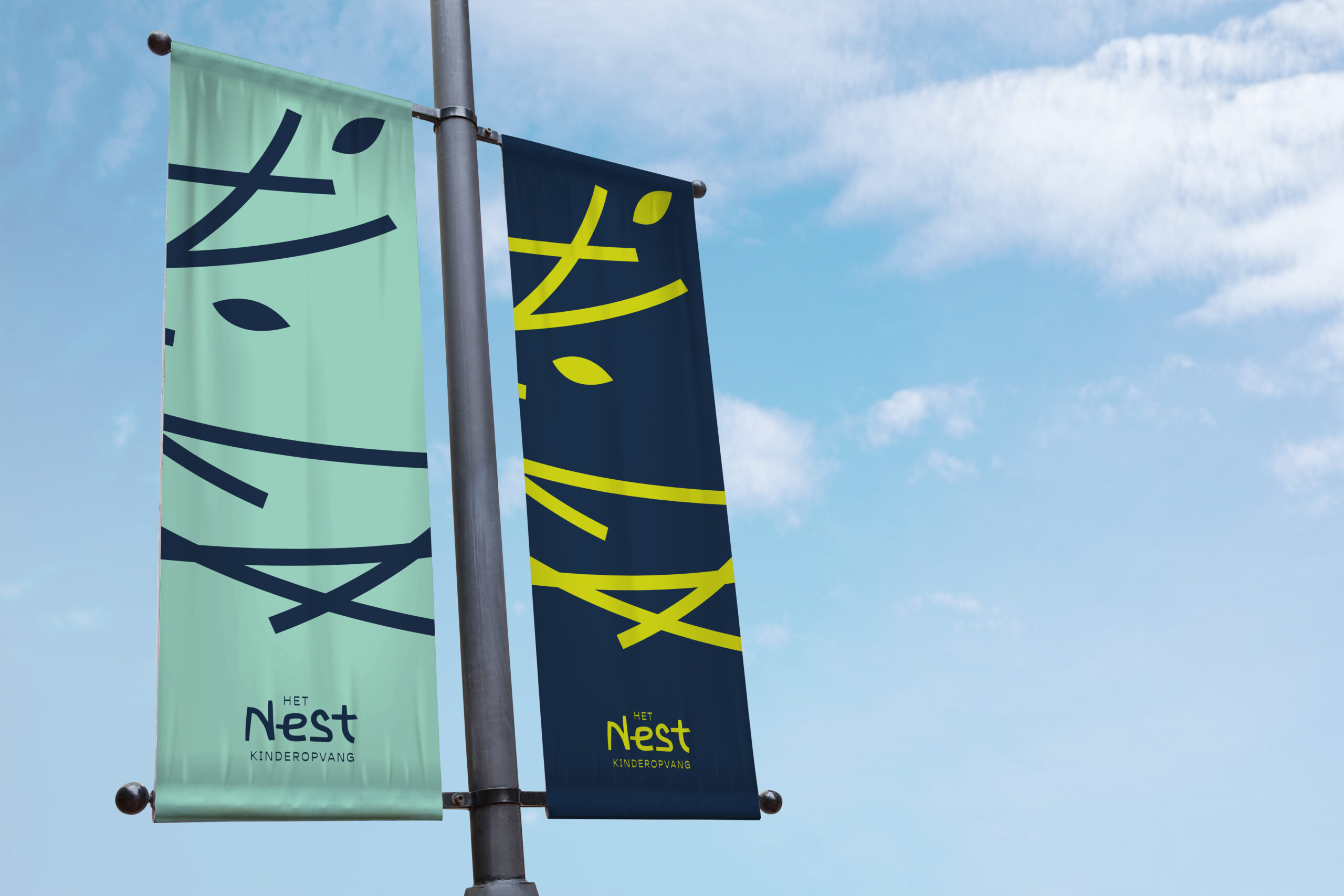 Twee straatbanners met het logo van Het Nest.