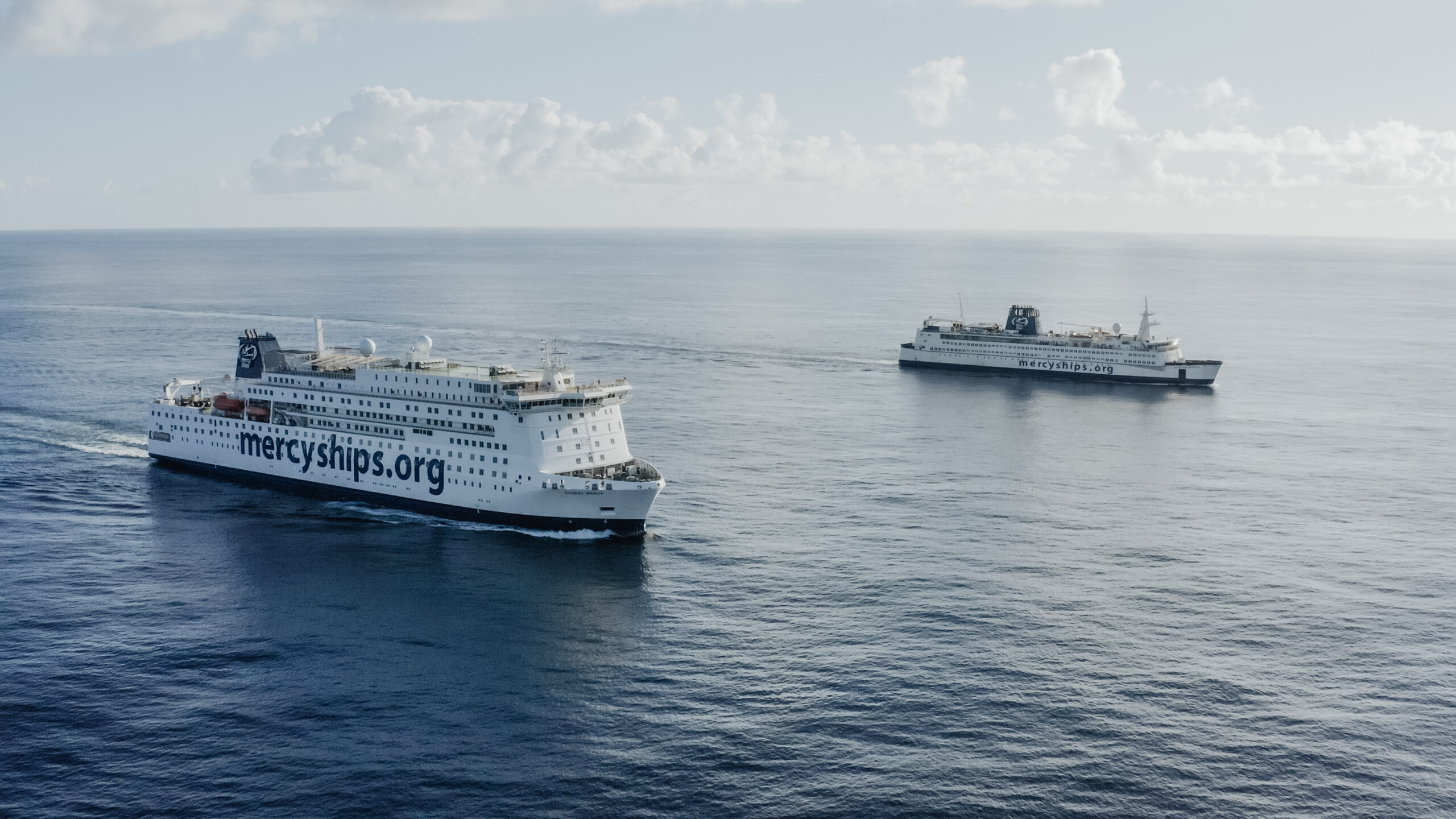 De twee ziekenhuisschepen van Mercy Ships.